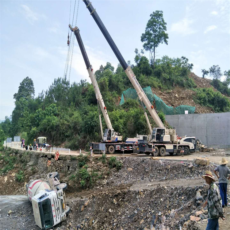 曲周县汽车掉沟里叫吊车救援要多少钱